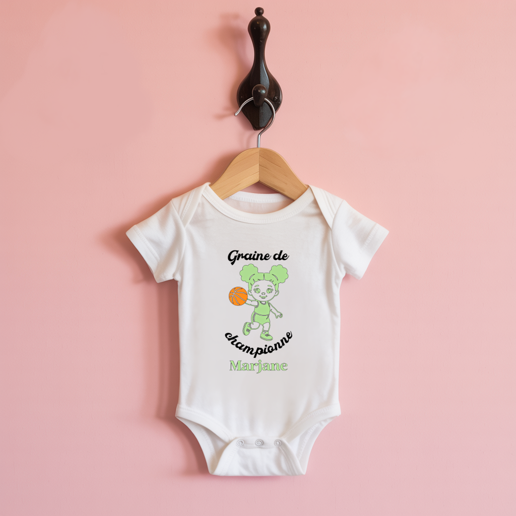 Body bébé personnalisable avec fille jouant au basket sur cintre, cadeau naissance - MARJANE et Cie