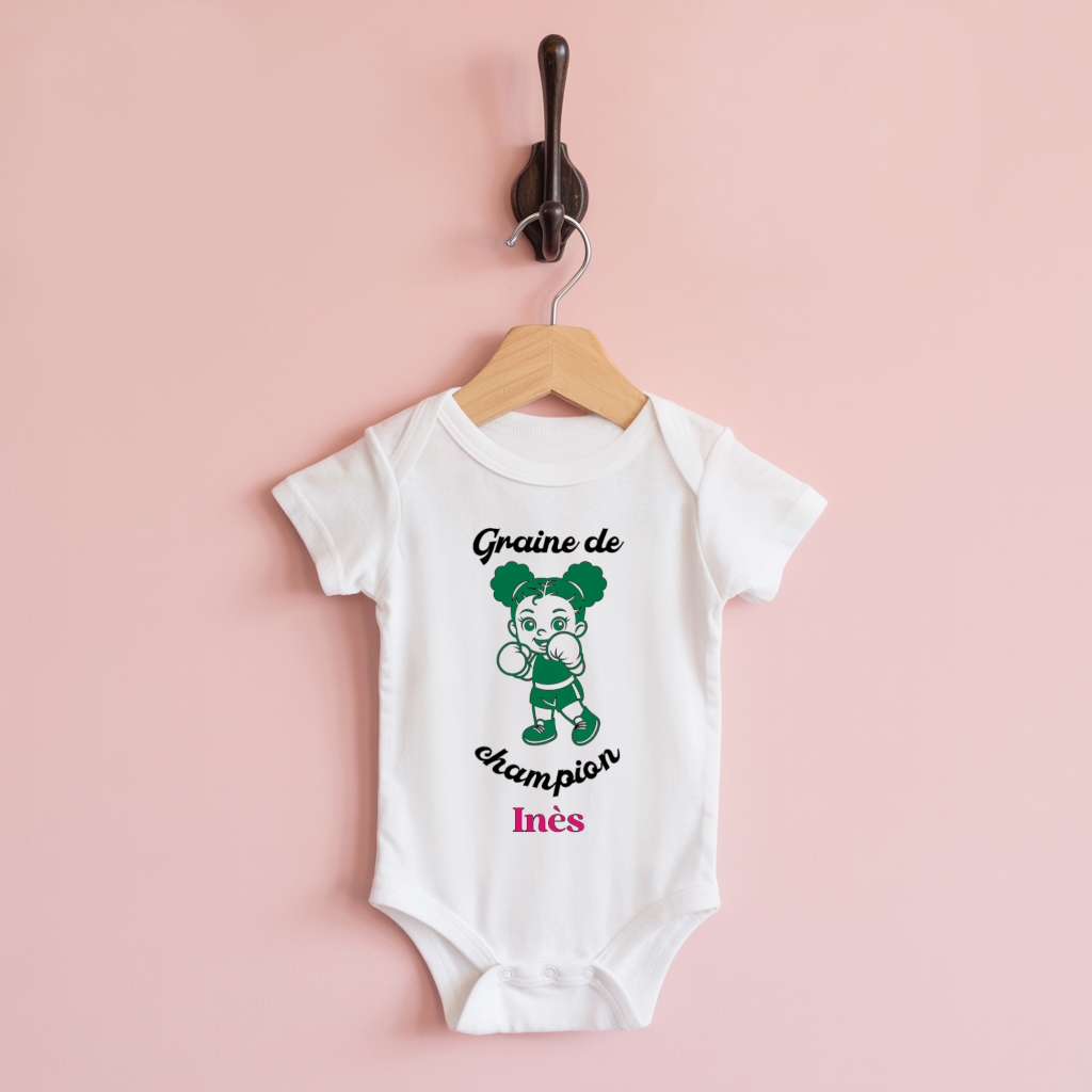 Body bébé personnalisable avec fille faisant de la boxe sur cintre, cadeau naissance - MARJANE et Cie
