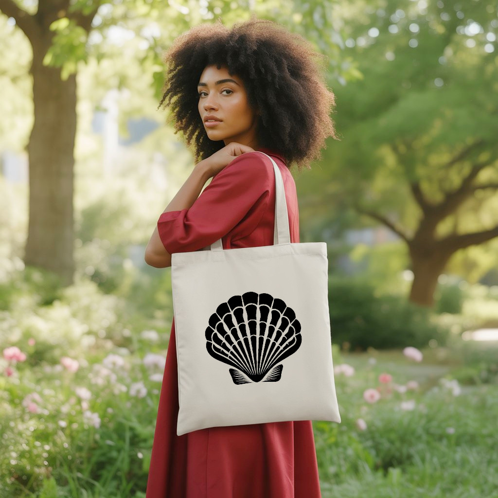 Tote bag femme avec illustration coquille st jacques portée par une femme avec élégance - MARJANE et Cie