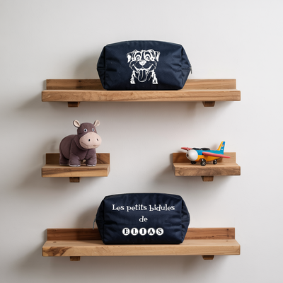 Trousse bébé personnalisée recto Chien joyeux et verso prénom en toile recyclée bleu marine avec flocage blanc - MARJANE et Cie