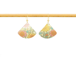 Boucles d'oreilles AYAKA dormeuses acier inoxydable doré or pendentif papier japonais washi fleurs couleur rose et orange - MARJANE et Cie