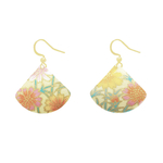 Boucles doreilles AYAKA dormeuses acier inoxydable doré or pendentif papier japonais washi fleurs couleur rose orange minimaliste