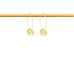 Boucles d'oreilles ANAHID créoles dorées à l'or fin pendentif médaille sequin ondulé-minimaliste-bohème- MARJANE et Cie