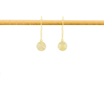 Boucles d'oreilles CHAÏRA créoles dorées à l'or fin pendentif médaille sequin strié-minimaliste-bohème- MARJANE et Cie