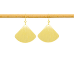 Boucles d'oreilles NAZANI dormeuses dorées à l'or fin pendentif éventail texturé triangle-minimaliste-bohème- MARJANE et Cie