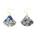 Boucles doreilles NAOKI acier inoxydable doré or pendentif papier japonais washi fleurs couleur bleu