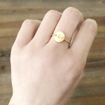 Bague AJMA or gold filled médaille gravée personnalisable minimaliste