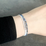 Bracelet NORA2 trois rangs acier inoxydable argent et perles naturelles sodalite bleu et howlite blanc