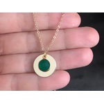 Collier FATNA doré or pendentifs médaille et onyx vert