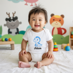 Body bébé personnalisé en coton dinosaure farceur porté par bébé - MARJANE et Cie