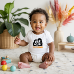 Body bébé personnalisé en coton manchots joyeux porté par bébé - MARJANE et Cie