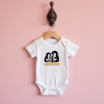 Body bébé personnalisable blanc avec prénom et manchots joyeux suspendu - MARJANE et Cie