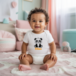 Body bébé personnalisé en coton panda câlin porté par bébé - MARJANE et Cie