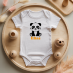 Body bébé personnalisé avec illustration d’un panda câlin flocage couleur, cadeau naissance - MARJANE et Cie