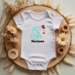 Body bébé personnalisé avec illustration d’un dinosaure et papillons flocage couleur, cadeau naissance- MARJANE et Cie