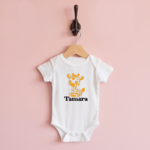 Body bébé personnalisable blanc avec prénom et girafe pleine de charme suspendu - MARJANE et Cie