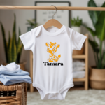 Body bébé personnalisable avec prénom et girafe pleine de charme flocage sur cintre - MARJANE et Cie