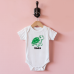 Body bébé personnalisable blanc avec prénom et tortue radieuse suspendu - MARJANE et Cie