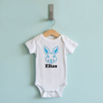 Body bébé personnalisable blanc avec prénom et frimousse de lapin suspendu - MARJANE et Cie