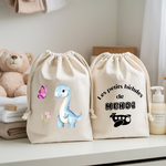 Sac pochon bébé personnalisable Dinosaure bleu émerveillé et texte en coton avec flocage couleur, écoresponsable - MARJANE et Cie