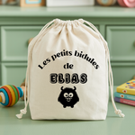 Sac pochon bébé personnalisé Dinosaure bleu émerveillé face prénom et monstre, coton, flocage couleur - MARJANE et Cie