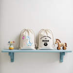 Sac pochon bébé personnalisé face Dinosaure bleu émerveillé et face prénom en coton avec flocage, cadeau naissance - MARJANE et Cie