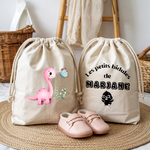Sac pochon bébé personnalisé recto Dinosaure rose émerveillé et verso prénom en coton avec flocage couleur - MARJANE et Cie