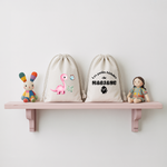 Sac pochon bébé personnalisé face Dinosaure rose émerveillé et face prénom en coton avec flocage, cadeau naissance - MARJANE et Cie
