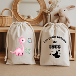 Sac pochon bébé personnalisable Dinosaure rose émerveillé et texte en coton avec flocage couleur, écoresponsable - MARJANE et Cie