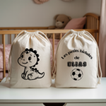 Sac pochon bébé personnalisable dinosaure espiègle et texte en coton avec flocage couleur, écoresponsable - MARJANE et Cie