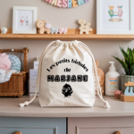 Sac pochon bébé personnalisable dinosaure espiègle face texte et poussin, coton, flocage couleur, cadeau naissance - MARJANE et Cie