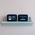 Trousse bébé personnalisée face zèbre et tigre et face texte bleu marine avec flocage, écoresponsable - MARJANE et Cie