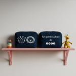 Trousse bébé personnalisée face girafe et lion et face texte bleu marine avec flocage, écoresponsable - MARJANE et Cie