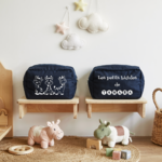 Trousse bébé personnalisable girafes malicieuses et prénom en toile recyclée bleu marine avec flocage, cadeau naissance - MARJANE et Cie