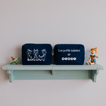 Trousse bébé personnalisée face girafes malicieuses et face texte bleu marine avec flocage, écoresponsable - MARJANE et Cie
