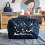 Trousse bébé personnalisée girafes malicieuses en toile recyclée bleu marine avec flocage blanc - MARJANE et Cie
