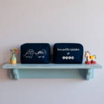 Trousse bébé personnalisable Dinosaures complices et prénom en toile recyclée bleu marine avec flocage, cadeau naissance - MARJANE et Cie