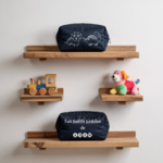 Trousse bébé personnalisée recto Dinosaures complices et verso prénom en toile recyclée bleu marine avec flocage blanc - MARJANE et Cie