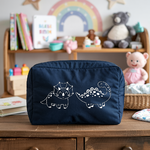 Trousse bébé personnalisée Dinosaures complices en toile recyclée bleu marine avec flocage blanc - MARJANE et Cie