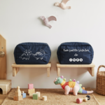 Trousse bébé personnalisée face Dinosaures complices et face texte bleu marine avec flocage, écoresponsable - MARJANE et Cie