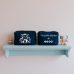Trousse bébé personnalisable Maman singe et ses petits et prénom en toile recyclée bleu marine avec flocage, cadeau naissance - MARJANE et Cie