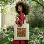 Tote bag femme au motif léopard porté par une femme - MARJANE et Cie