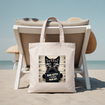 Tote bag chat femme recto en couleur adossé à une chaise – portrait comique mug shot - MARJANE et Cie
