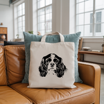 Tote bag femme avec tête de chien Cavalier King Charles en flocage noir posé sur un canapé - MARJANE et Cie