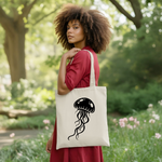 Tote bag femme avec illustration de méduse monochrome porté par une femme - mer - MARJANE et Cie