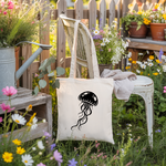 Tote bag femme méduse en flocage monochrome suspendu à une chaise de jardin – univers de la mer - MARJANE et Cie