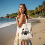 Tote bag femme avec illustration monochrome de crabe artistique par flocage porté par une femme - MARJANE et Cie