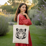 Tote bag femme avec tigre monochrome par flocage porté par une femme - MARJANE et Cie