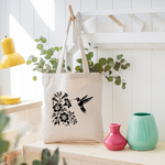 Tote bag femme avec illustration d’un oiseau colibri flocage noir monochrome suspendu - contraste entre couleur et noir et blanc - MARJANE et Cie