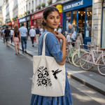 Tote bag femme avec illustration d’oiseau colibri flocage monochrome noir porté avec élégance par une femme - illustration naturaliste détaillée - MARJANE et Cie